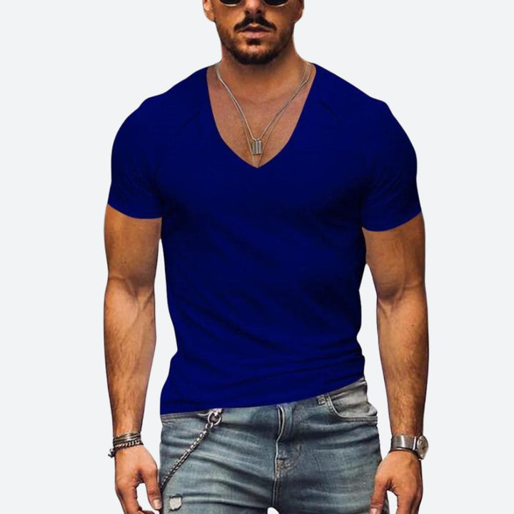 Man geniet van de zomer in een koel en comfortabel ademend heren t-shirt met korte mouw. Ideaal voor vrije tijd.