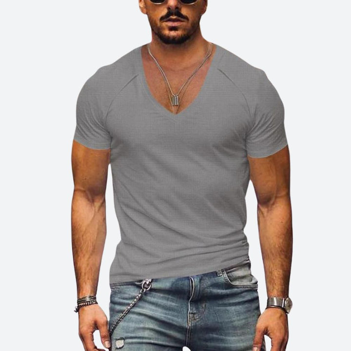Model draagt een casual heren zomershirt met ronde hals, perfect voor een stijlvolle en comfortabele zomeroutfit.