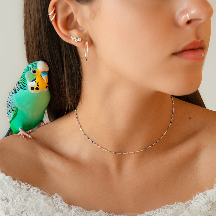 Close-up van de Dames Regenboogketting Iris, prachtig kleurrijk design. Een modieus sieraad.