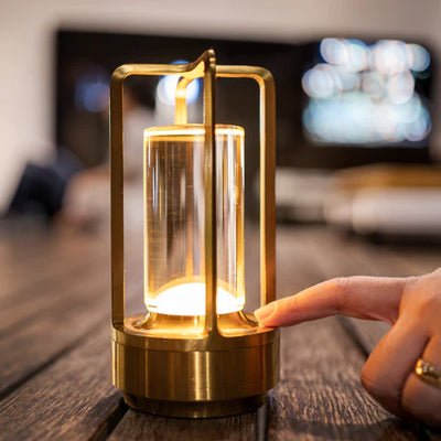 Elegante retro tafellamp, dimbaar met touch, creëert gezellige sfeer in modern of klassiek interieur.