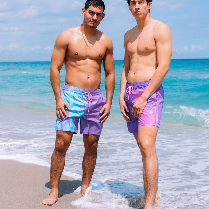 Heren strandoutfit met kleurveranderende zwemshorts; comfortabel en modieus voor de zomer.