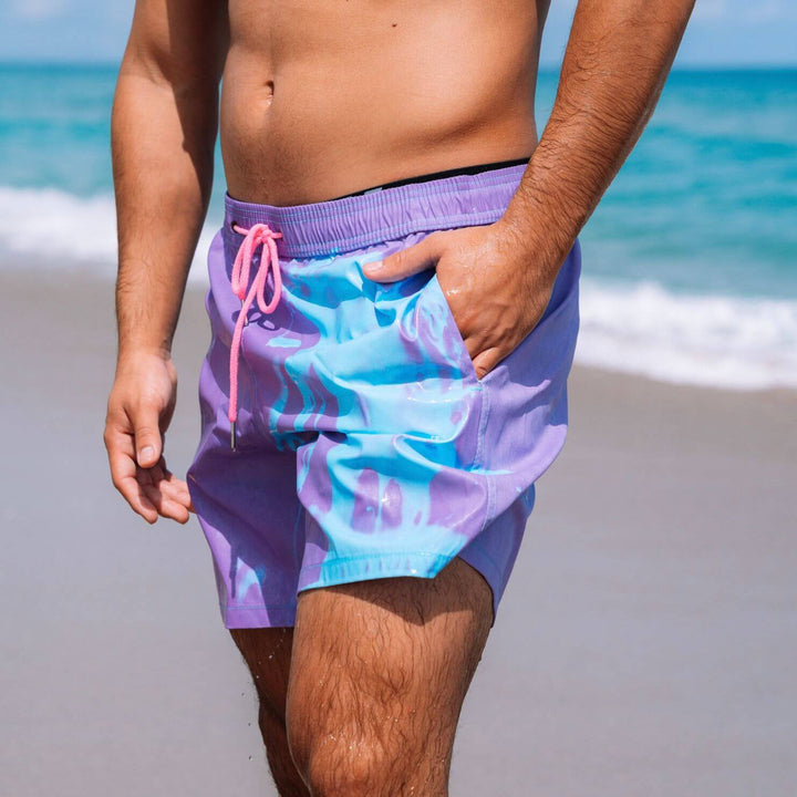 Zijaanzicht van de unieke heren zwemshorts; verandert van kleur in water voor extra plezier.