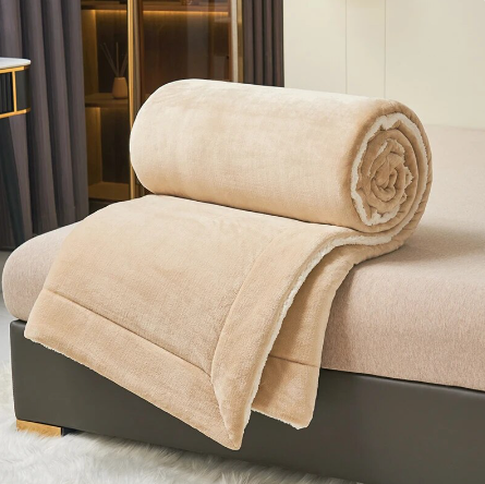 Detail van de dikke, pluizige textuur van de SoftHug luxe warme fleecedeken, voor ultiem comfort.