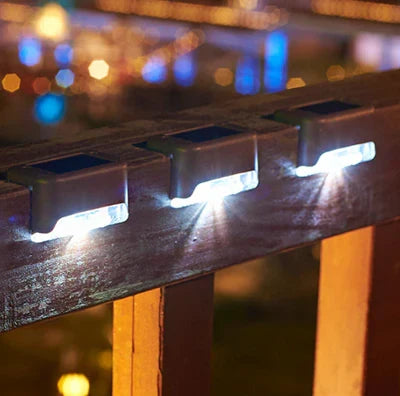 Stijlvolle SolarGuard waterdichte solar tuinlamp verlicht terras. Energiezuinige LED buitenlamp voor gezellige avonden.
