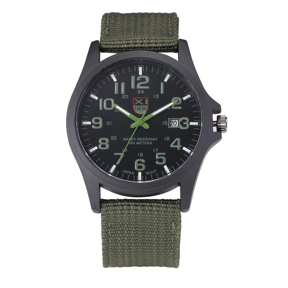 Close-up van het multifunctionele tactische herenhorloge met digitaal display en stopwatch functie.