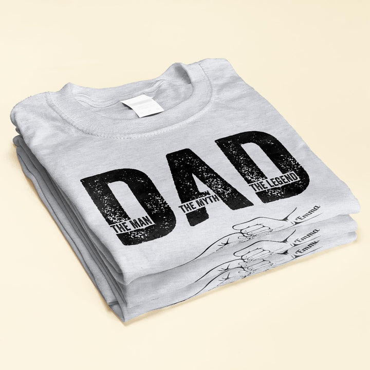 Lachende man draagt comfortabele heren hoodie met originele tekst, perfect persoonlijk cadeau voor elke papa.