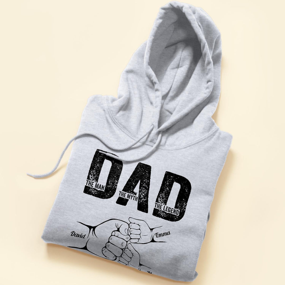 Man toont casual heren sweatshirt met unieke boodschap, comfortabel en warm kleding cadeau voor papa.