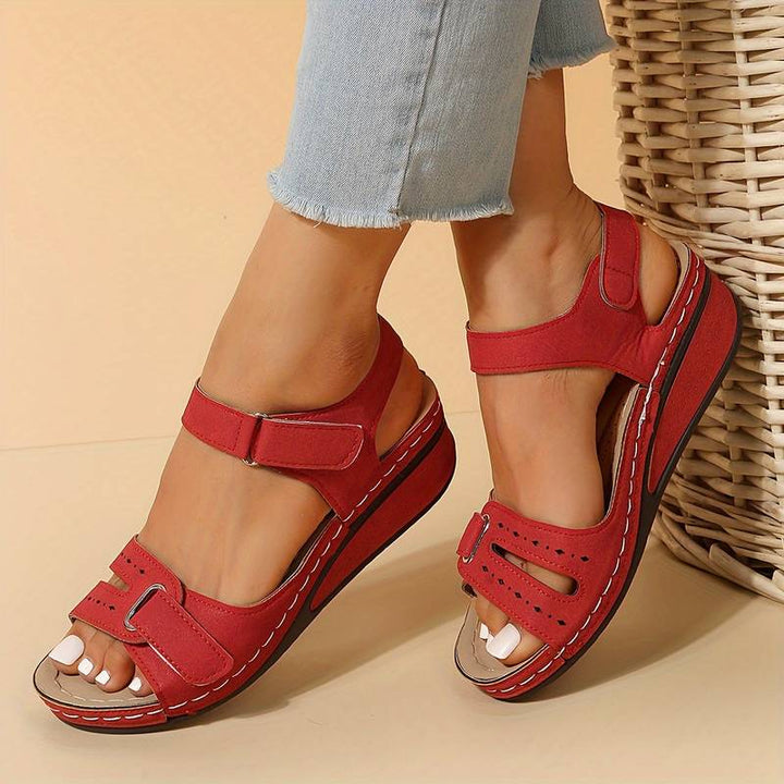 Elegante beige sleehak sandalen voor dames, de Alena, met optimale voetondersteuning.