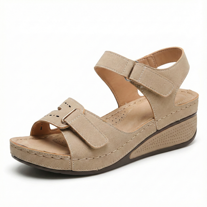 Zwarte Alena dames keilsandalen met comfortabele sleehak en instapdesign.
