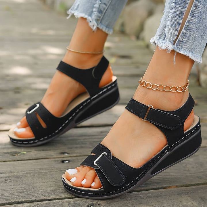 Comfortabele rode dames sleehak sandalen, perfect als casual zomerschoenen.