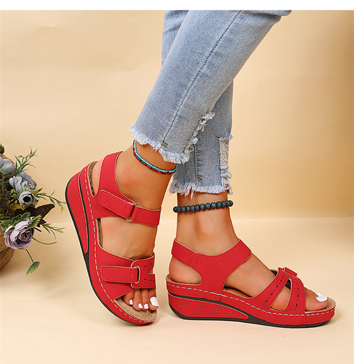 Dames keilsandalen met sleehak in zwart, ideaal voor een comfortabele zomerse look.