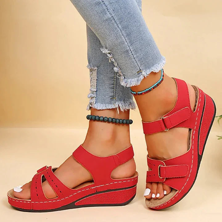 Praktische beige instap sleehak sandalen voor dames met goede grip en comfort.