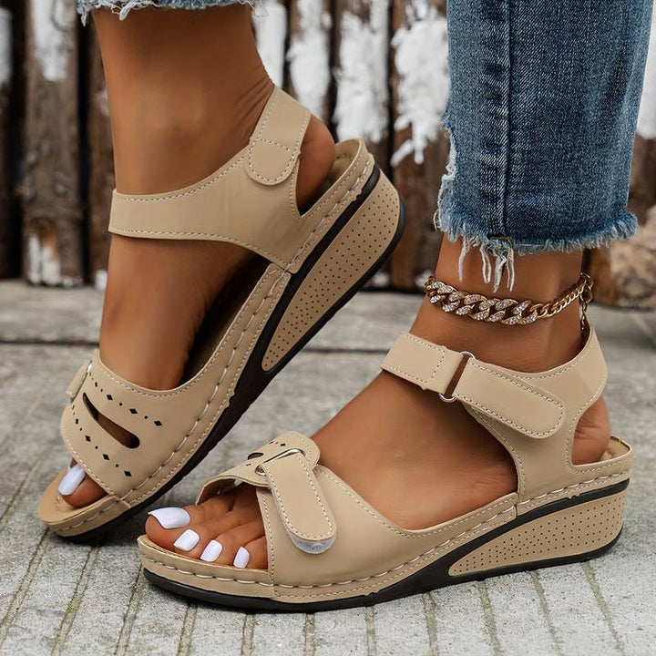 Rode zomerschoenen: comfortabele Alena dames keilsandalen met instapfunctie.