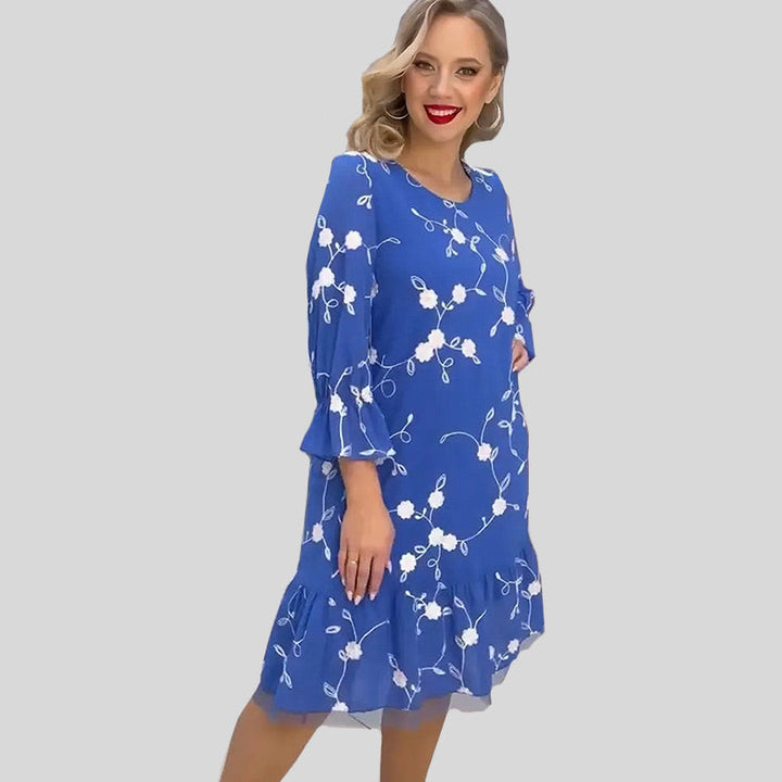 Elegante blauwe dames midi jurk met 3/4 mouwen, ideaal voor een casual of feestelijke zomerse look.