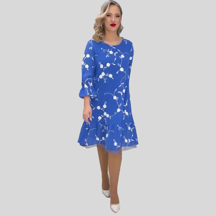Blauwe midi zomerjurk voor dames met 3/4 mouwen. Comfortabel en veelzijdig voor lente en zomer.