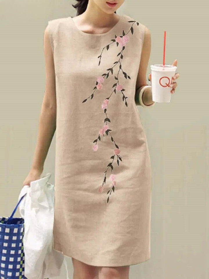 Mouwloze geborduurde dames mini zomerjurk met bloemen, perfect voor een casual of feestelijke zomerse look.