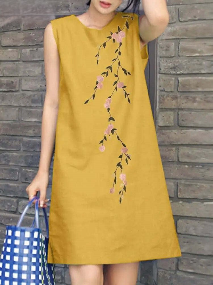 Dames geborduurde gele mini zomerjurk met bloemen. Perfecte mouwloze jurk in bohemian stijl voor strand of feest.