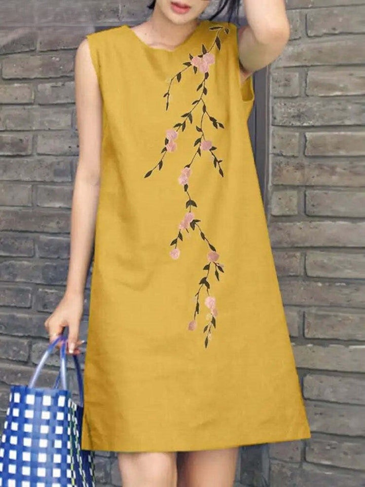 Dames geborduurde gele mini zomerjurk met bloemen. Perfecte mouwloze jurk in bohemian stijl voor strand of feest.
