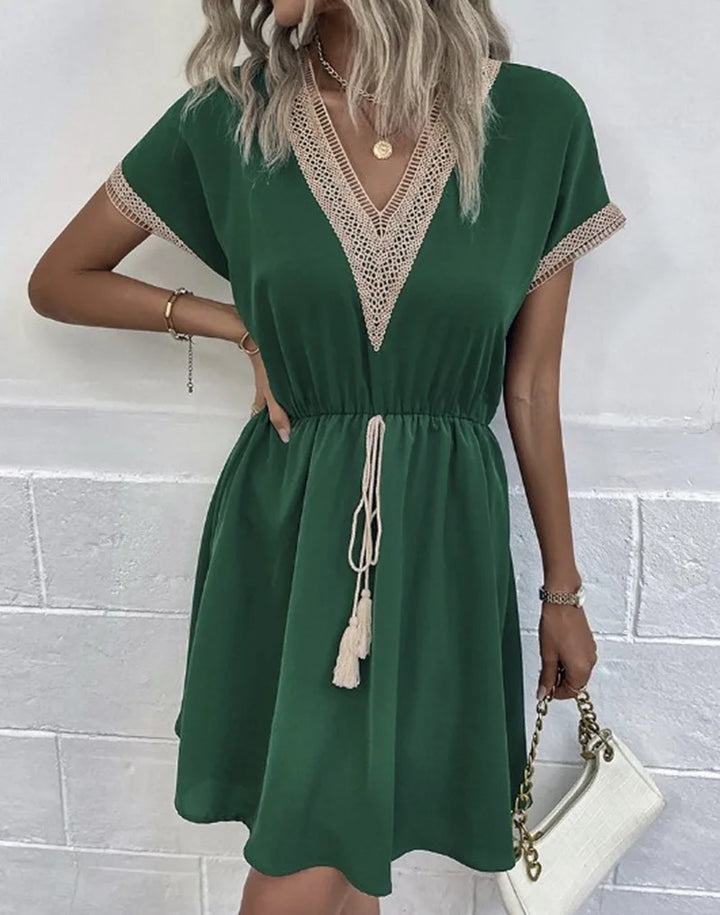 Zomerse vakantie jurk: een Boheemse mini jurk met elastische taille en korte mouwen.