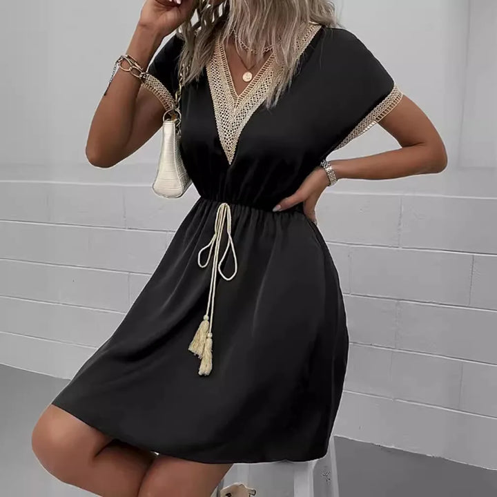 Comfortabele boho chic zomerjurk, mini model met korte mouwen en elastische taille.