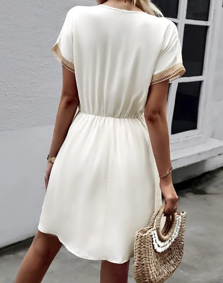 Zomerse mini jurk in Boheemse stijl, ideaal als strandjurk of casual vakantie outfit.