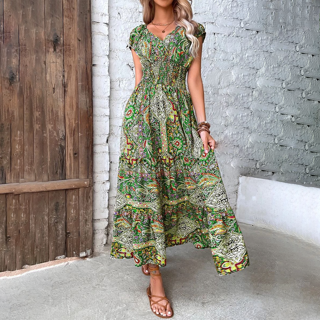 Vrouw draagt een comfortabele, vibrante boho maxi jurk, perfect voor een relaxte zomerdag.