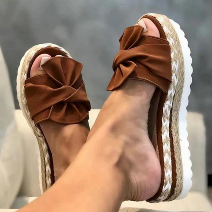 Moderne platte dames sandalen met stijlvolle strik, perfect voor een casual en comfortabele zomerlook.