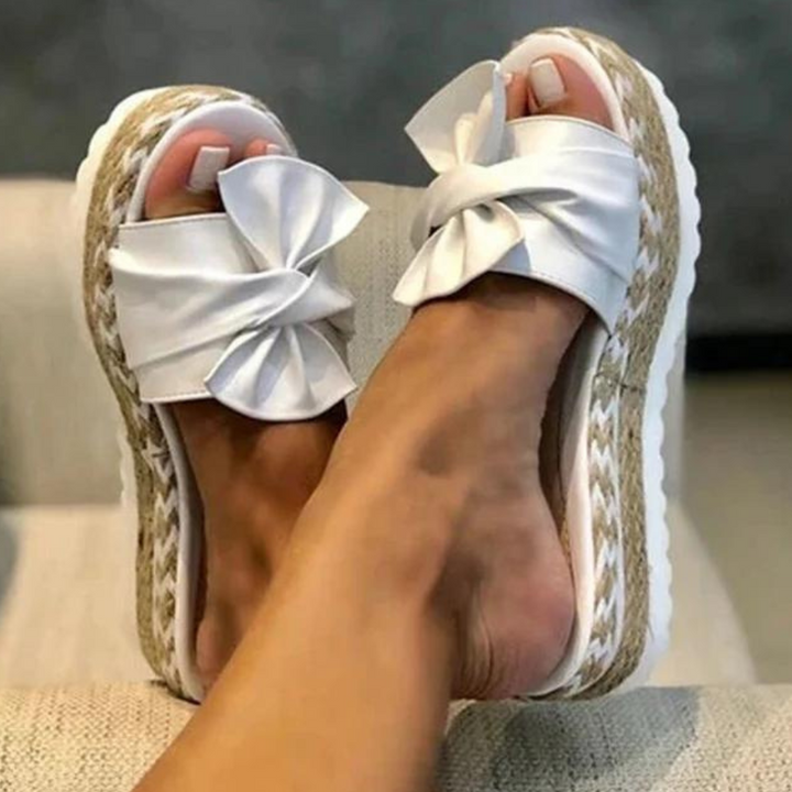 Stijlvolle dames sandalen met decoratieve strik, ontworpen voor comfort en elegantie tijdens de zomermaanden.