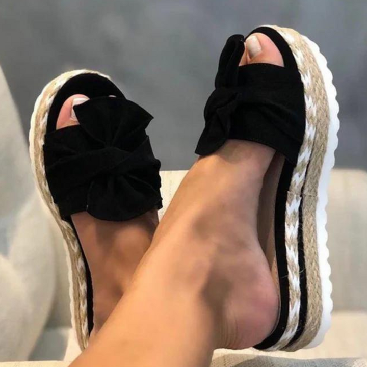 Comfortabele dames sandaal met sierlijke strik en ondersteunende zool, perfect voor lange zomerse wandelingen.