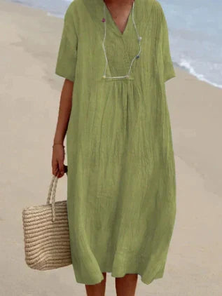 Veelzijdige dames jurk, casual midi model, combineert comfort met stijl voor de zomer.