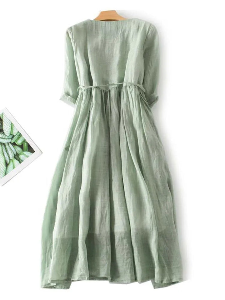 Vrouwelijke casual midi zomerjurk met losvallende pasvorm, ideaal voor stijlvolle zomerdagen.