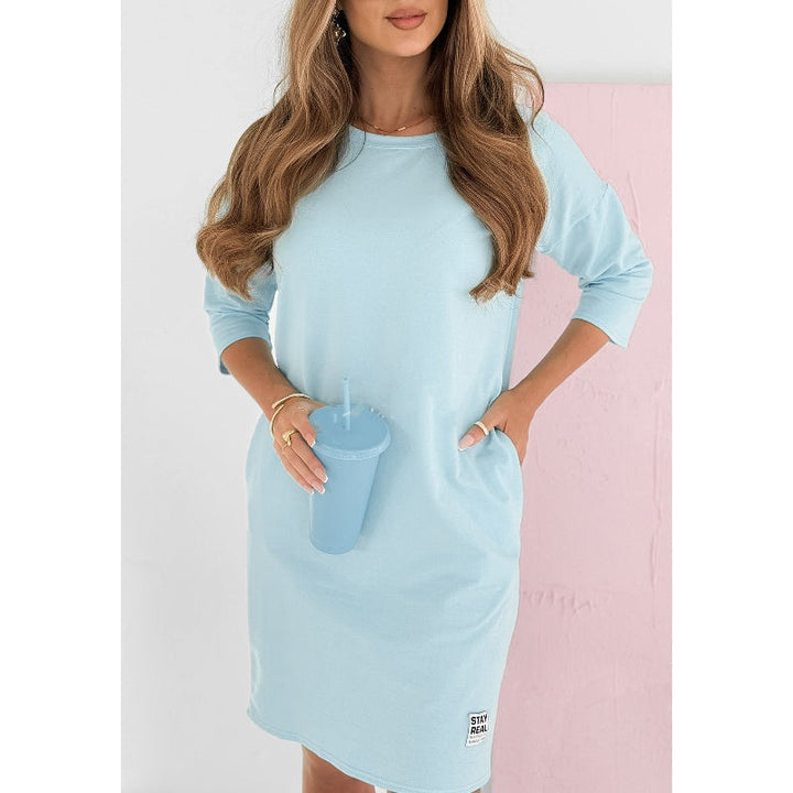 Comfortabele blauwe mini jurk met 3/4-mouwen, ronde hals en zakken, veelzijdig en stijlvol voor elke dag.
