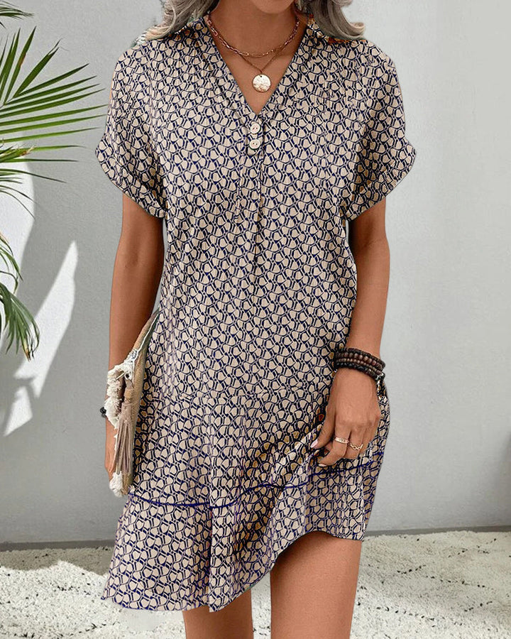 Stijlvolle mini zomerjurk voor dames met trendy print en V-hals, veelzijdig voor casual of feest.