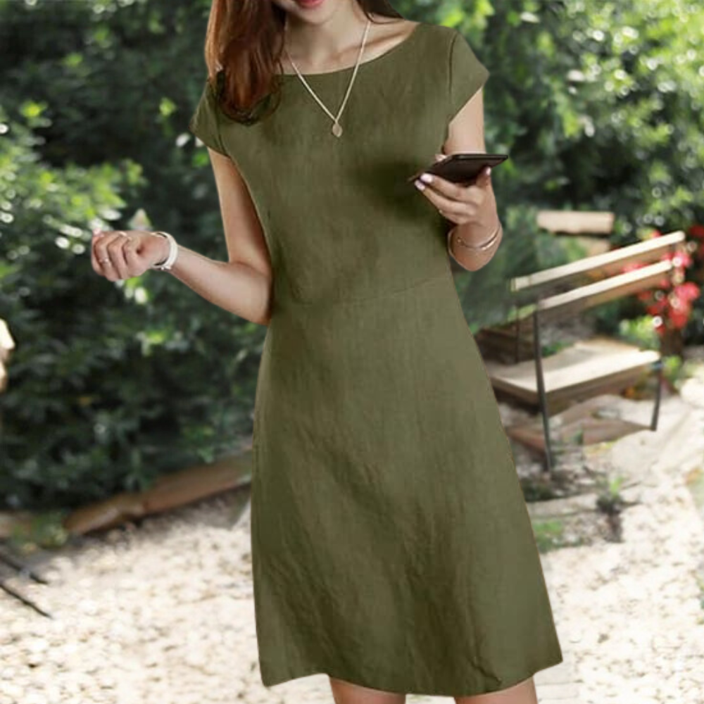 Vrouwelijke rugloze mini zomerjurk met A-lijn, perfect voor een feestje of zomerse dag.