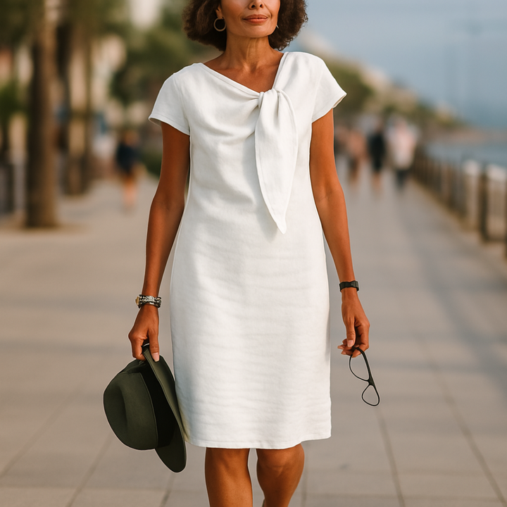 Close-up van het lintdetail op de elegante dames casual mini zomerjurk. Stijlvolle vrouwelijke mode.