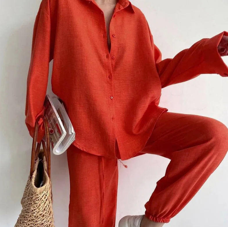 Veelzijdige dames zomerset: comfortabele blouse en broek, perfect voor casual chic lente/zomer kantooroutfits.
