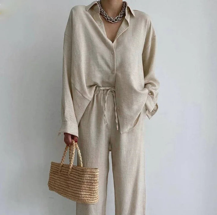 Dames tweedelige zomerset: comfortabele blouse en losvallende broek in casual chic stijl voor lente/zomer.