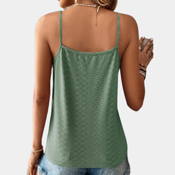 Luchtige dames zomertop met V-hals, verfijnd eyeliet borduursel en kanten details. Comfortabele damesmode.