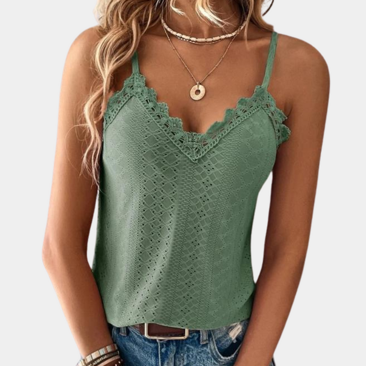 Elegante dames V-hals zomertop met comfortabele pasvorm, ideaal voor zomerse dagen. Modieuze casual top.