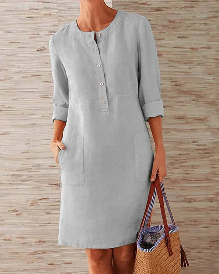 Comfortabele A-lijn damesjurk met 3/4 mouwen, ideale zomerkleding in monochrome stijl.