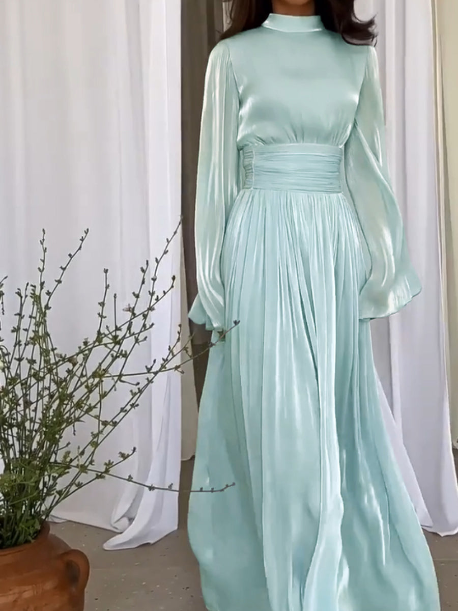 Chique geplooide dames maxijurk met strikceintuur, een elegante keuze voor elke speciale gelegenheid.