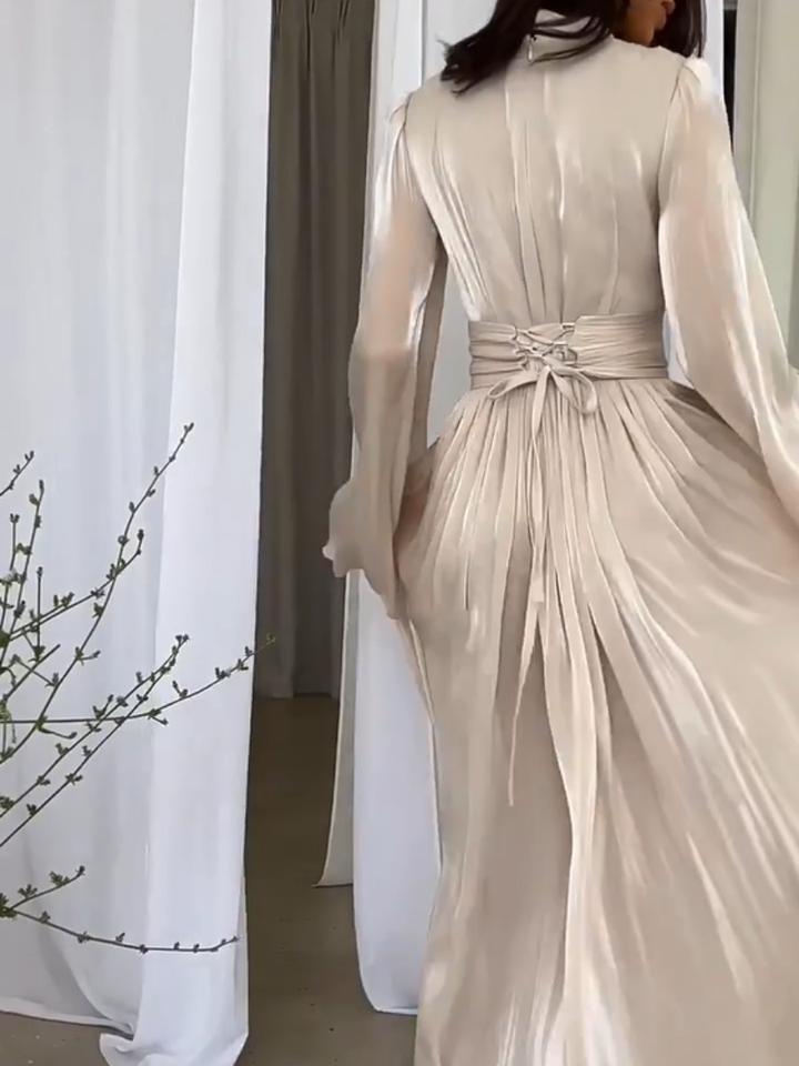 Lange elegante damesjurk met strikceintuur voor een verfijnde look, perfect voor speciale gelegenheden.