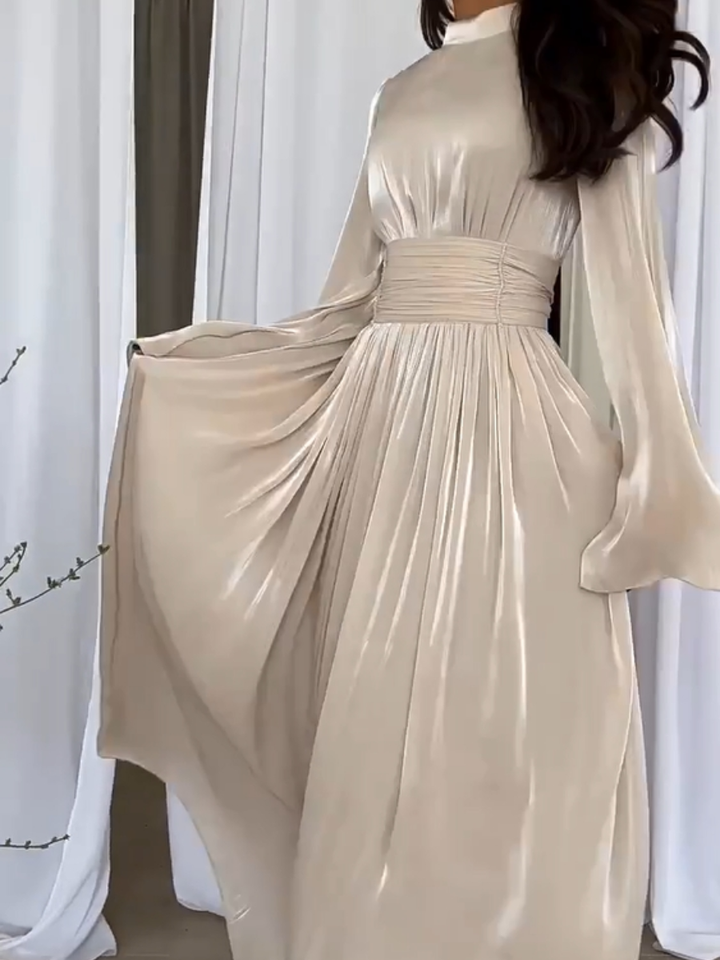 Tijdloze elegante dames maxijurk met strikceintuur, creëert een gracieuze look voor galas of avondjes uit.