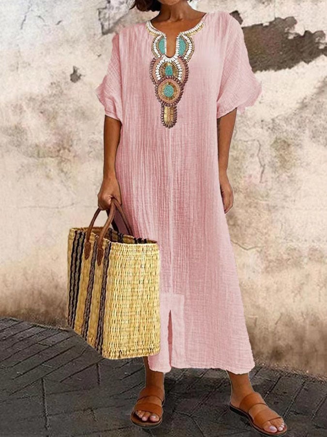 Luchtige dames maxi zomerjurk met prachtige borduursels; perfecte vakantiekleding voor het strand.
