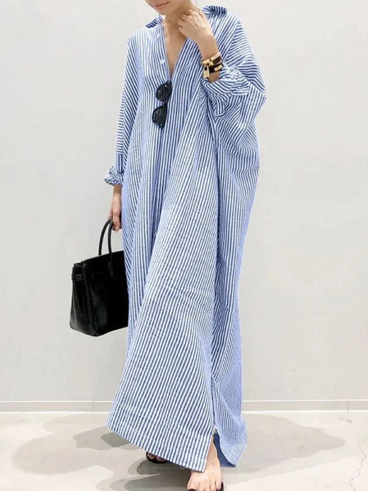 Een maxi zomerjurk voor dames met trendy streepdesign, comfortabel en elegant.