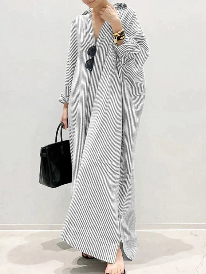 Prachtige gestreepte dames maxi jurk, ideaal voor een relaxte dag of een zomerfeest.