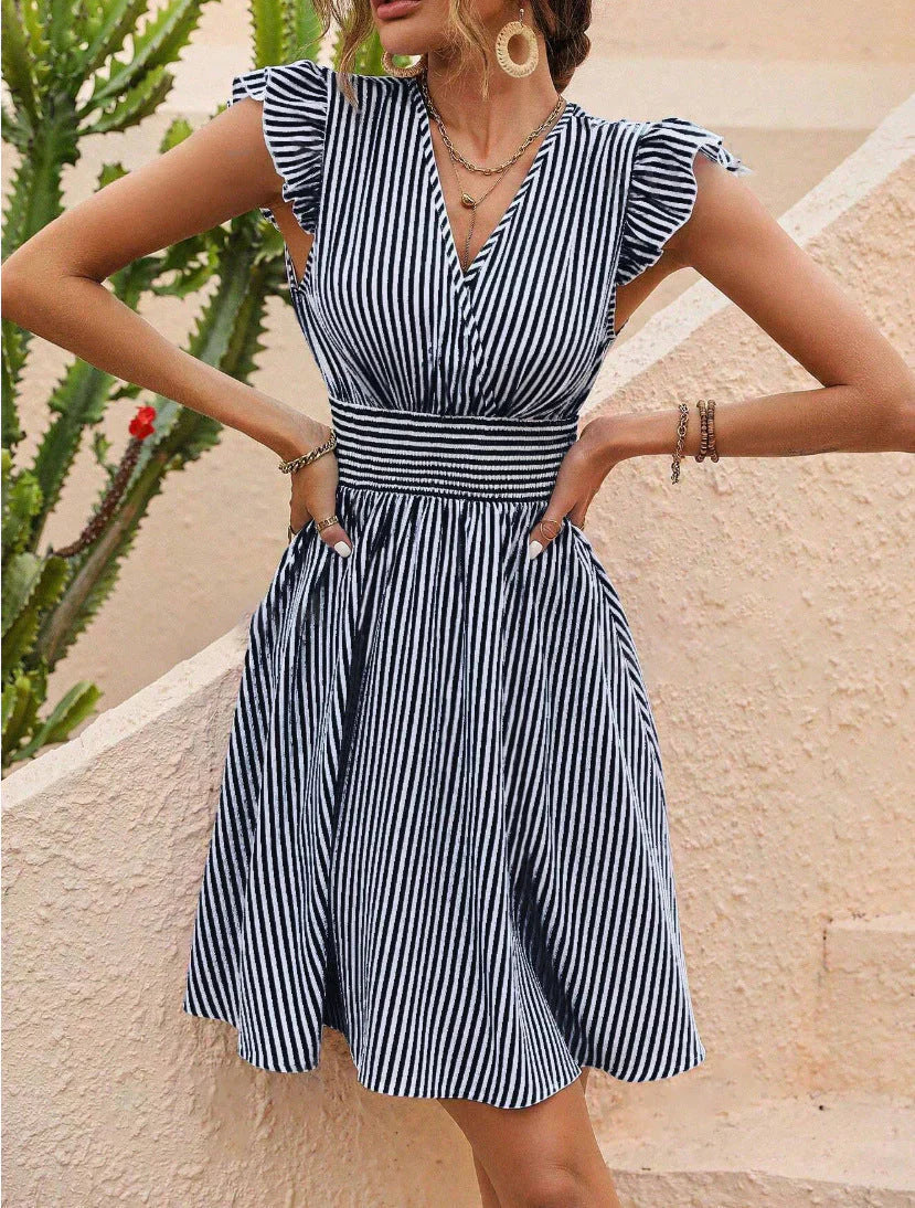 Dames gestreepte mini zomerjurk Maren met V-hals en ruches. Ideaal voor strand of casual gelegenheden.