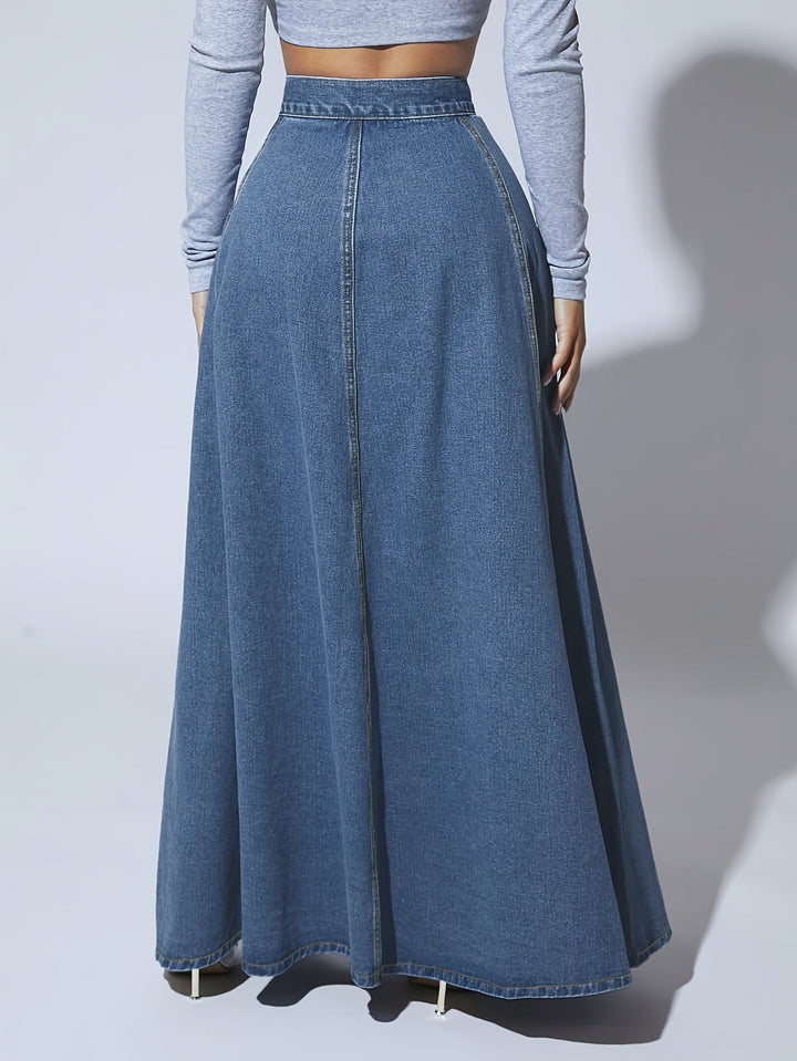 Lichtblauwe elegante maxi spijkerrok voor dames, met hoge taille en uitlopende pasvorm, perfect voor zomerse dagen.