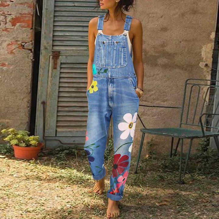 Close-up van elegante dames jumpsuit met gedetailleerd bloemenpatroon, ideaal voor een zomerse look.