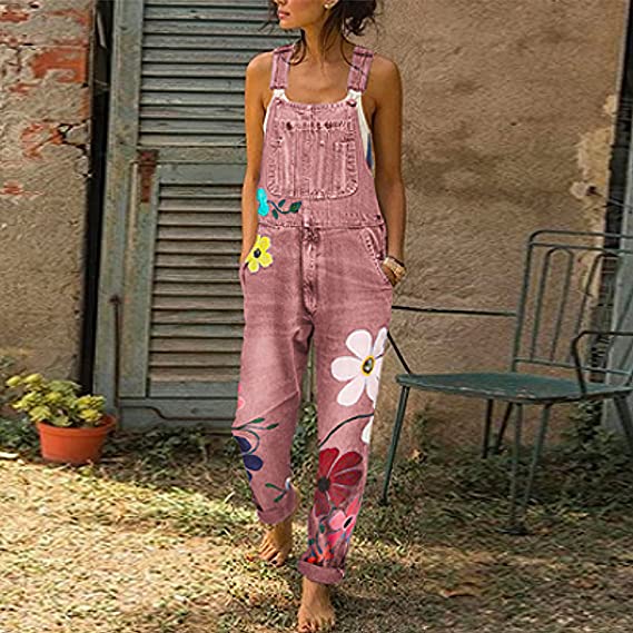 Vrouw draagt trendy dames jumpsuit met bloemenpatroon, ideaal voor zomerse dagen. Elegant en comfortabel.